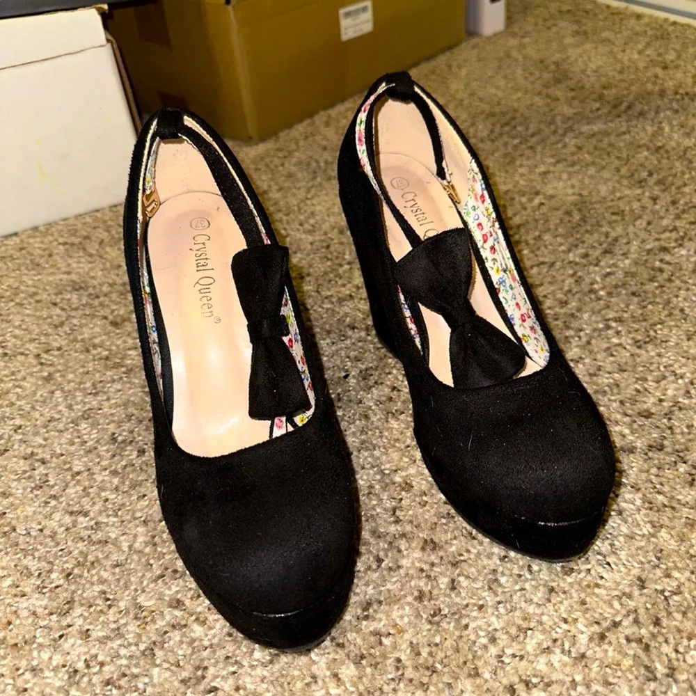 Black wedge heels